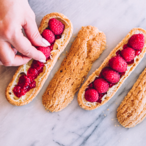 garnir des éclairs avec des fruits frais