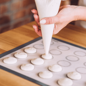 déposer l'appareil à macaron sur un tapis silicone adapté