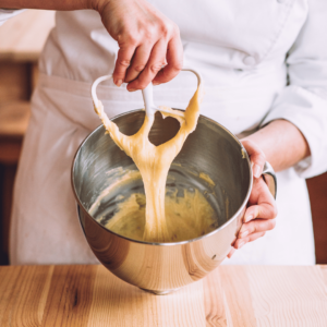 la pâte à choux forme un ruban et est prète à être pochée.