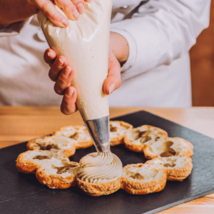 pocher une crème diplomate dans des choux pour un paris brest revisité