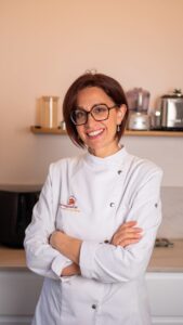 Audrey, cheffe pâtissière qui élabore les recettes gourmandes de la box de pâtisserie La Gourmandise à la Maison